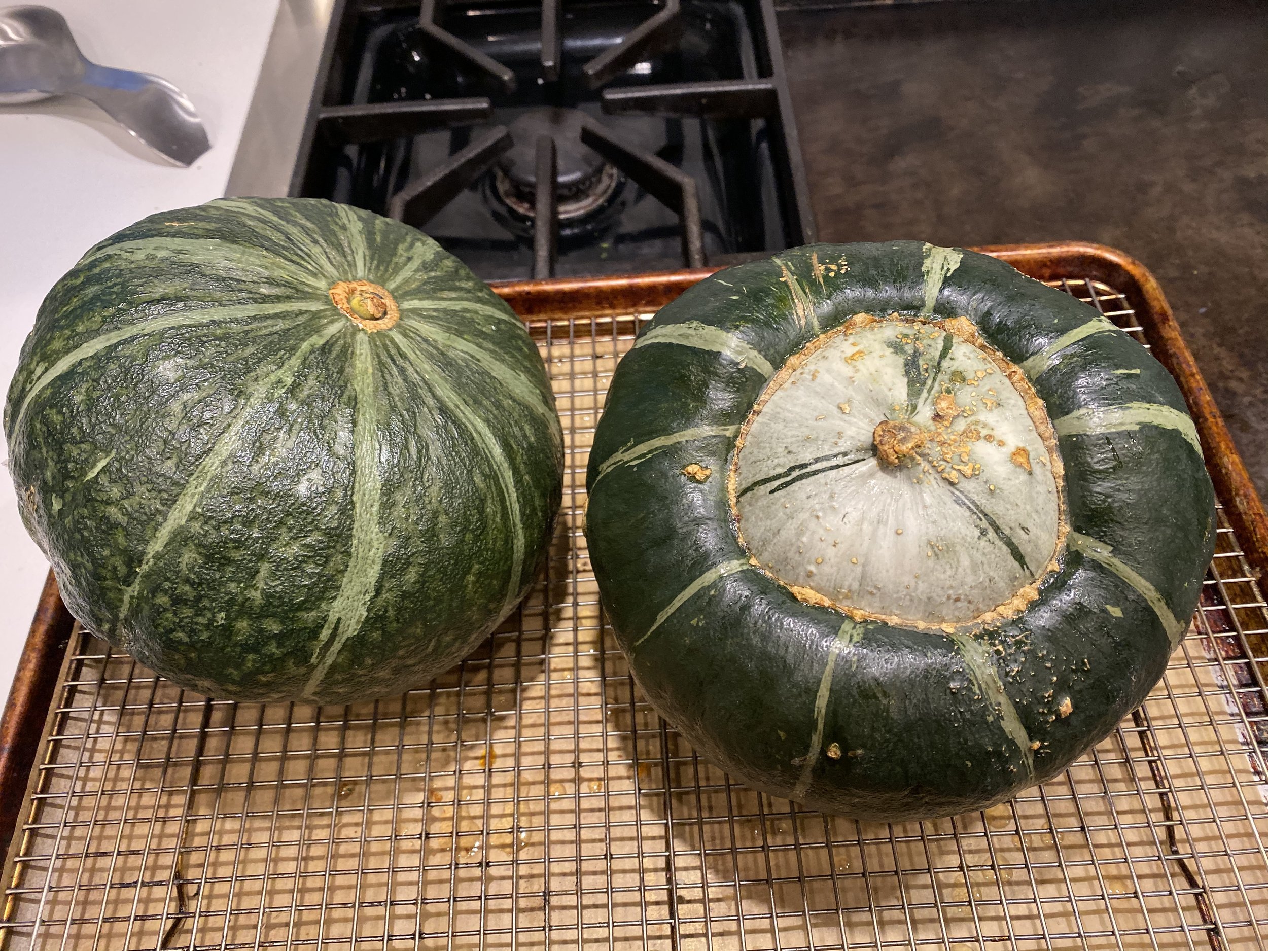 The kabocha (left) has a button-like base in contrast to the open ring on the buttercup (right).