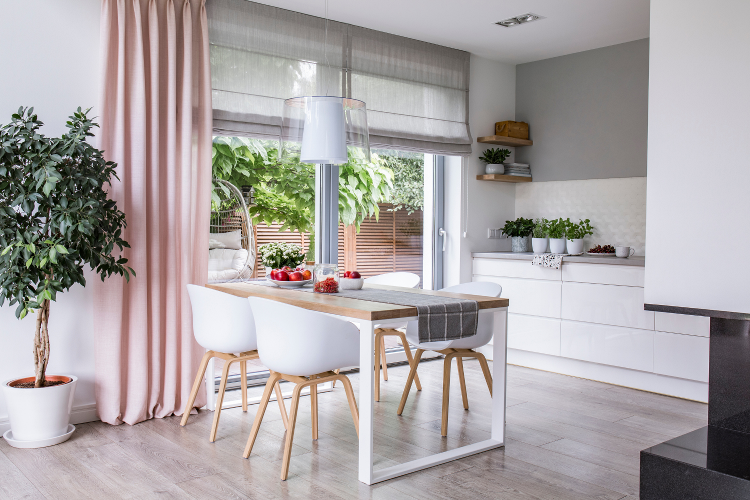 adrienne-morgan-interior-design-dallas-tx-modern-window-treatments-roman-shades-and-drapes-combo-in-large-floor-to-ceilinig-window