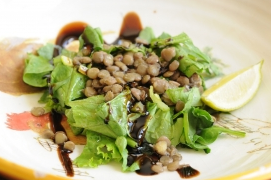 This lentil spinach salad is tasty, filling, and healthful!
