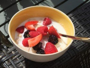 Oatmeal with Kefir and Fruit