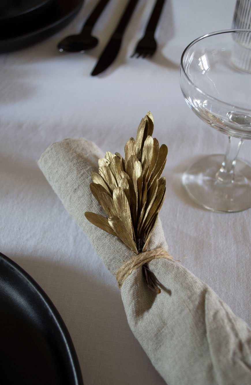 Subtle Nordic Christmas decorations in these beautiful gold seed heads, tied onto a linen napkin. 