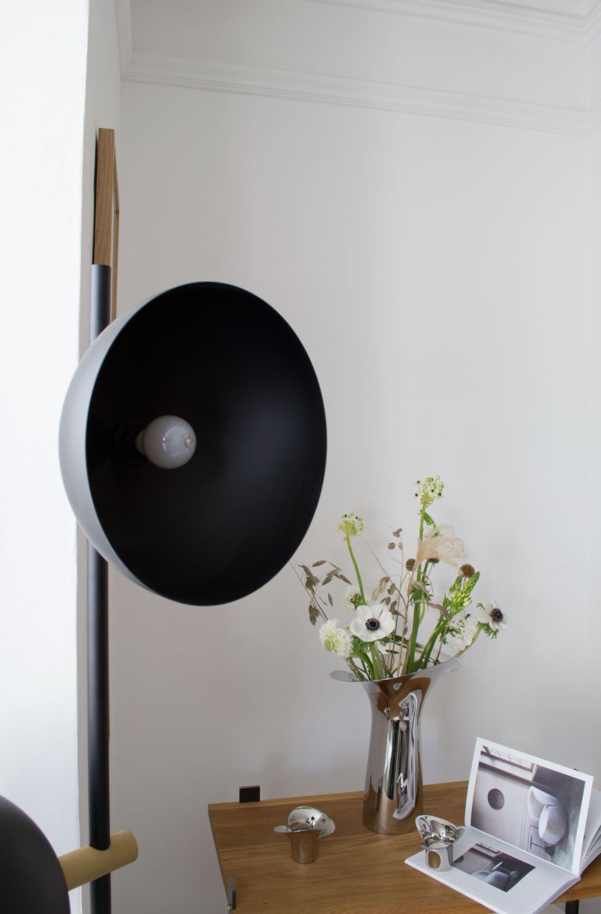 The black Studio Lamp floor designed by Handvärk in my white, Nordic inspired living room next to a Georg Jensen Bloom Botanica vase, filled with fresh, white spring flowers. 