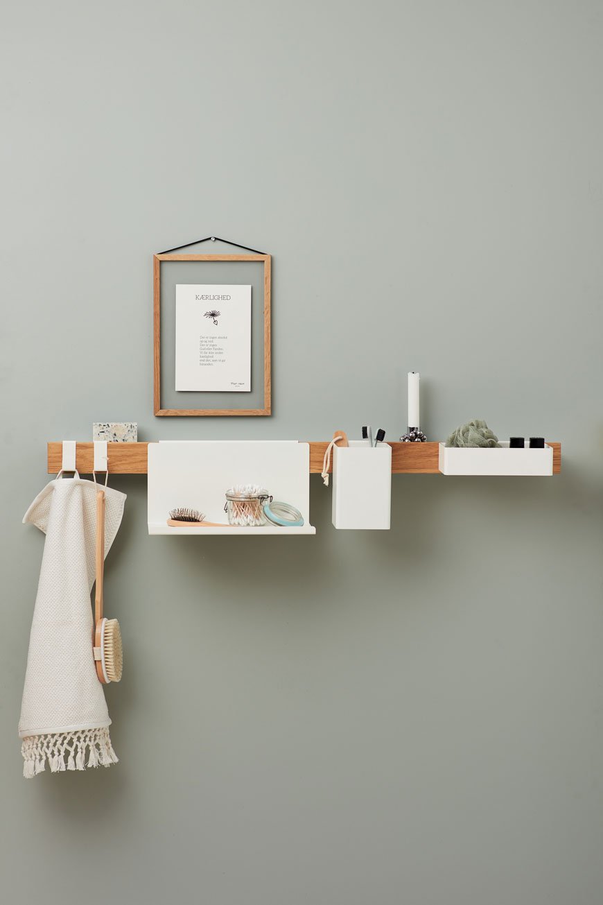 A clutter-free and organised bathroom shelf, the Flex rail by Nordic design brand Gejst. 