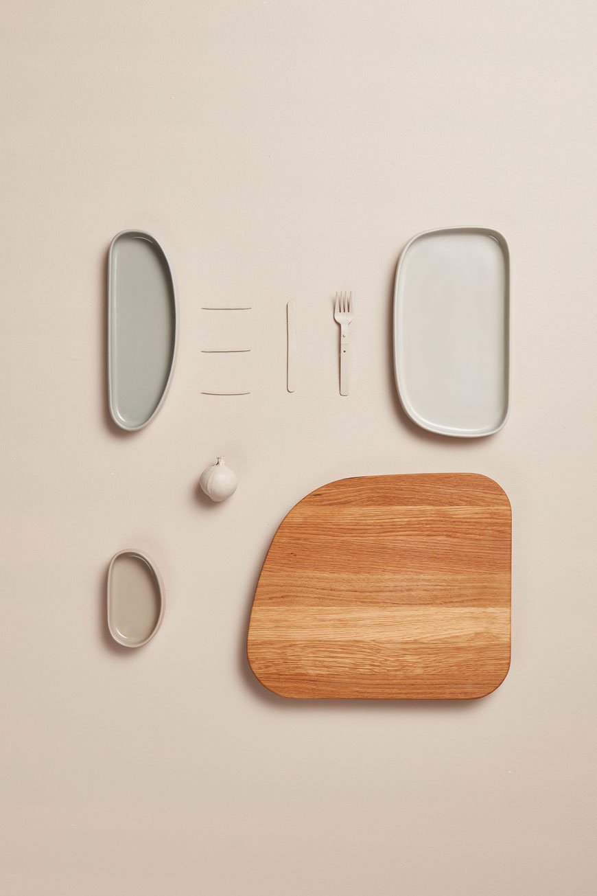 A chopping board and ceramic plate flatlay, designed by Nordic design brand Gejst
