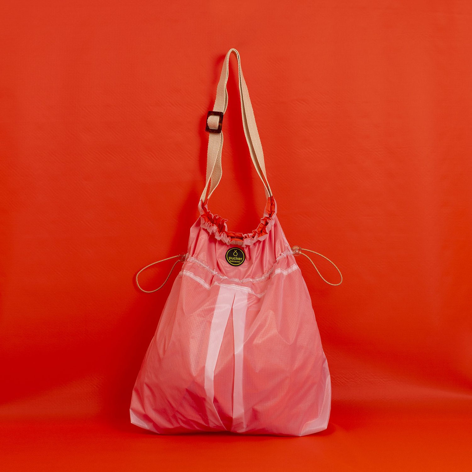 Orange-White Pucker Barcelona | Upcycled Bags | de Diseño hechos en Barcelona con tejidos y cuerdas de paracaídas