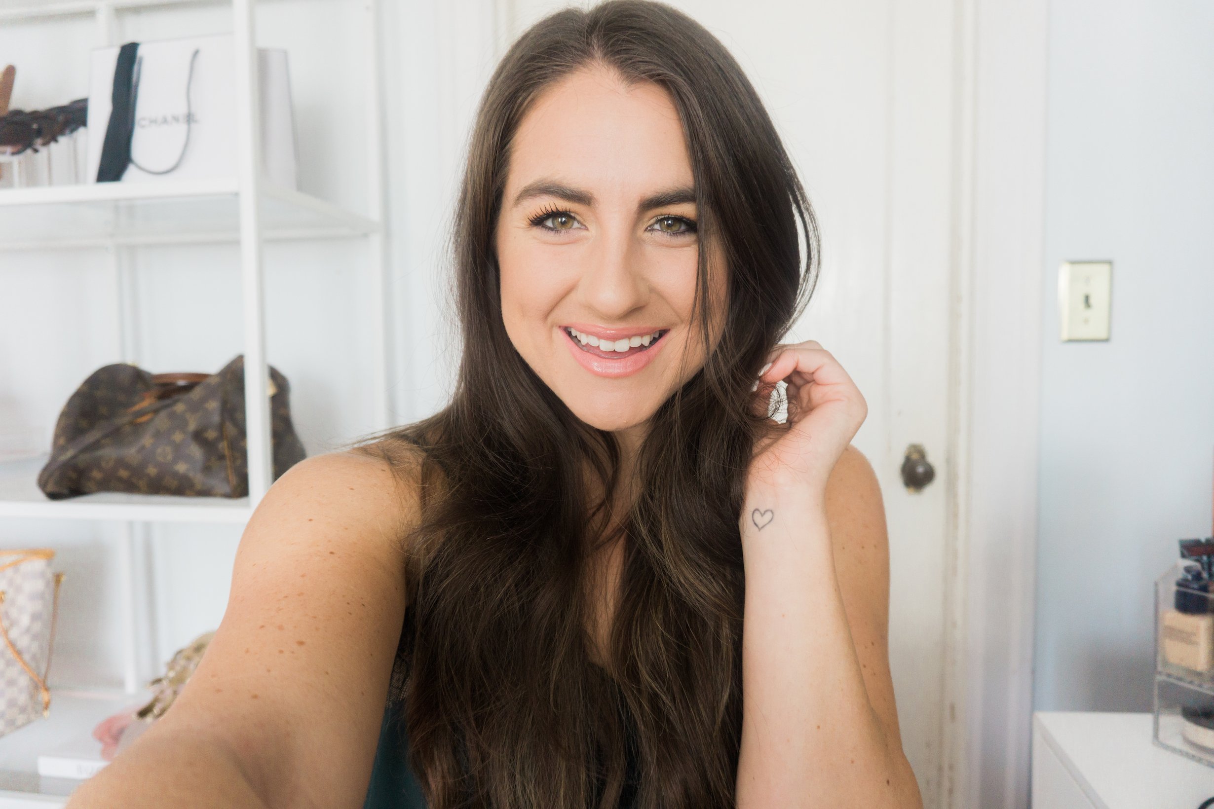 Bookmark this ASAP, Portland Style Blogger Topknots and Pearls is sharing her sweatproof makeup routine! Check out the products you need to help your makeup beat the heat!