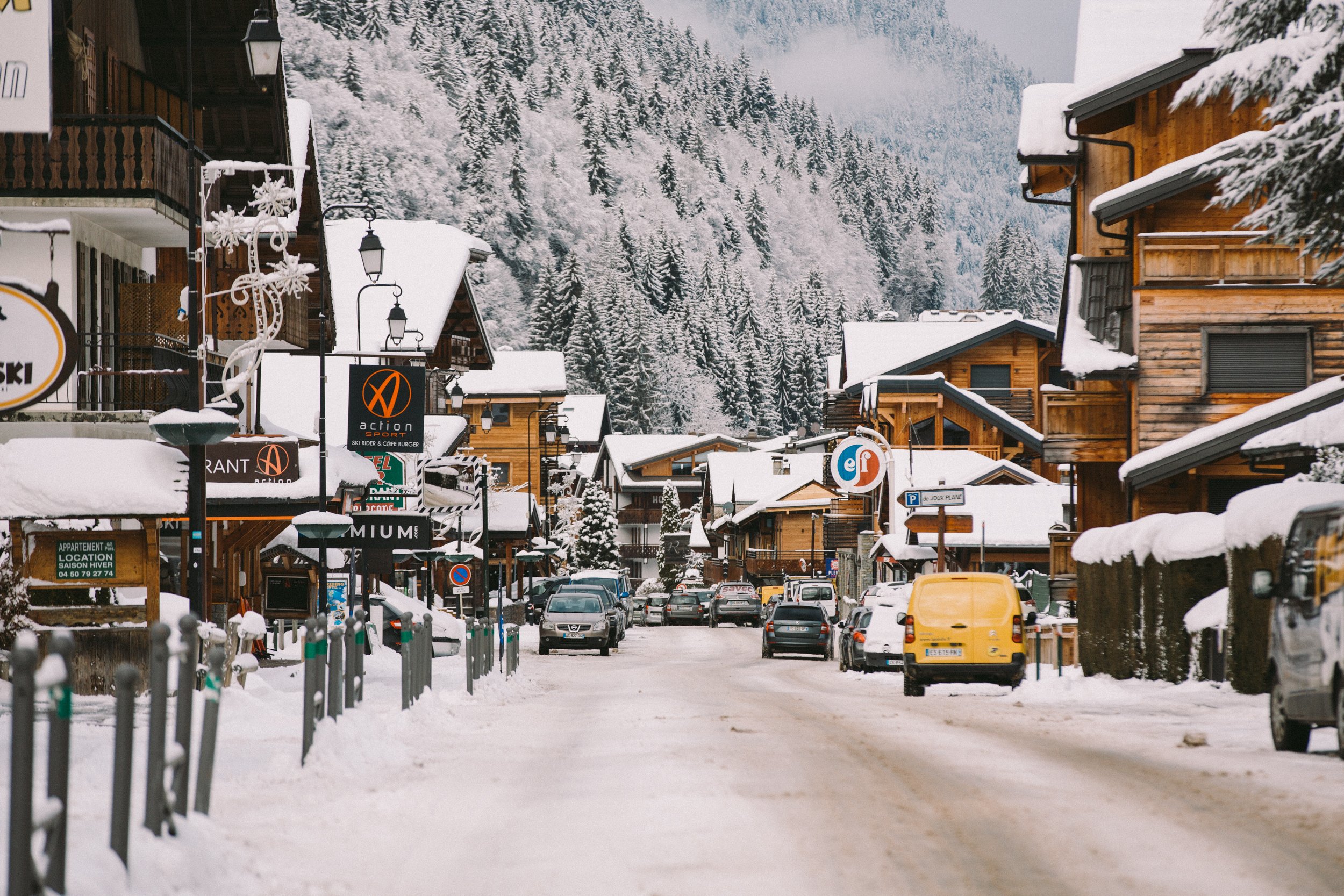 A shopping street in Morzine in the snow where Chilly Powder is located.