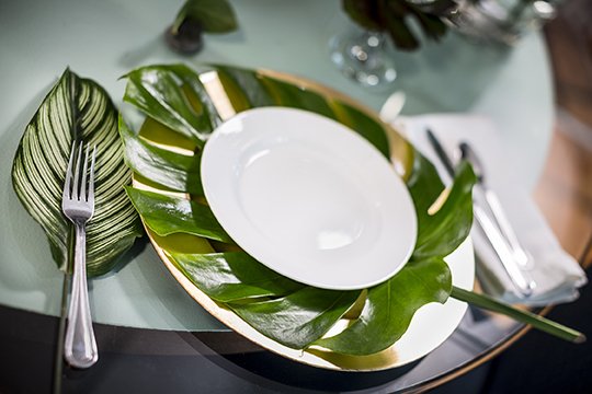 Use the Foliage of the Year as a charger for your plates when setting the table with Foliage!