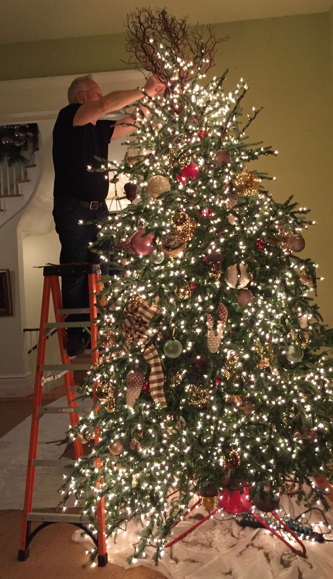 J adds flower accents to the tree topper at Allen's Moss Mountain Home!