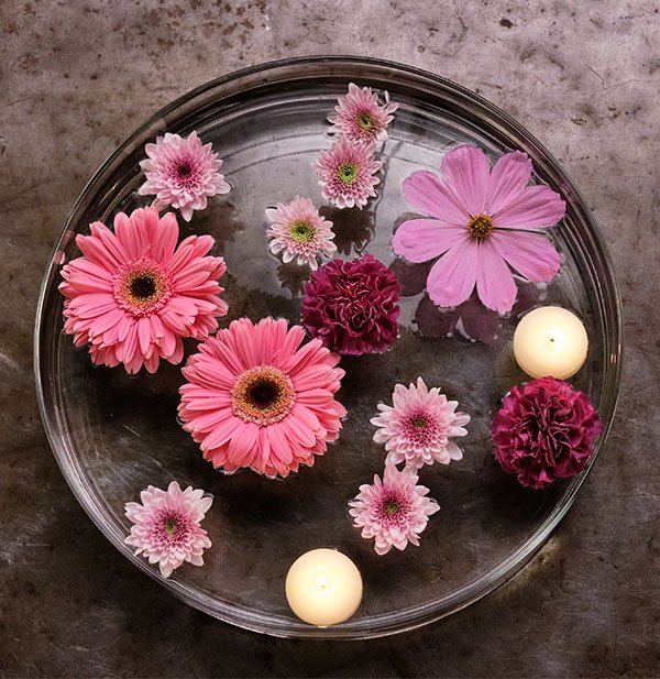 Here's an EASY and IMPRESSIVE centerpiece- made with floating flowers and floating candles- learn how in this episode of Life in Bloom!