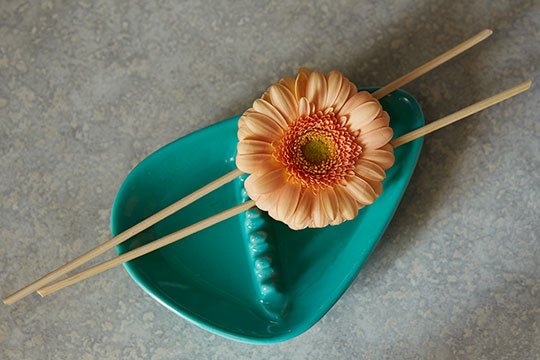 Simple Single flower arrangements can be easy and fun- give it a try- with one Gerbera and a pair of chopstiks... and a vintage ashtray!