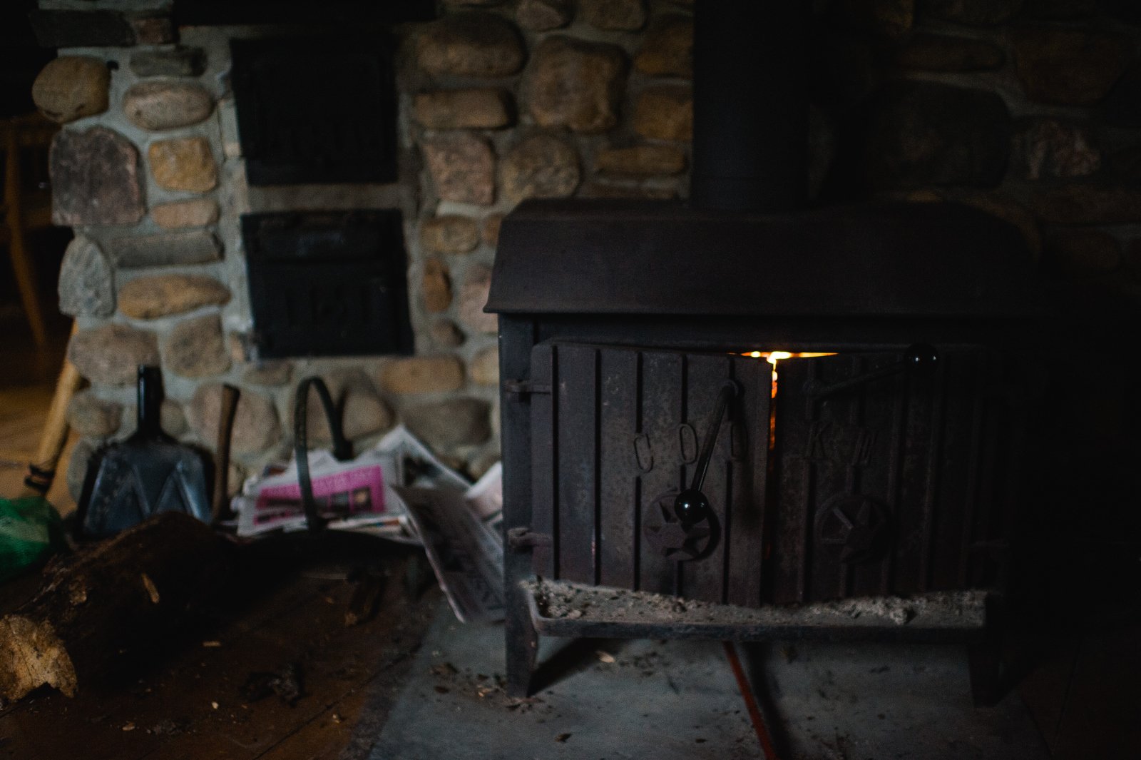 wood oven heating | winter log cabin photography | ontario travel photography | airbnb near huntsville ontario