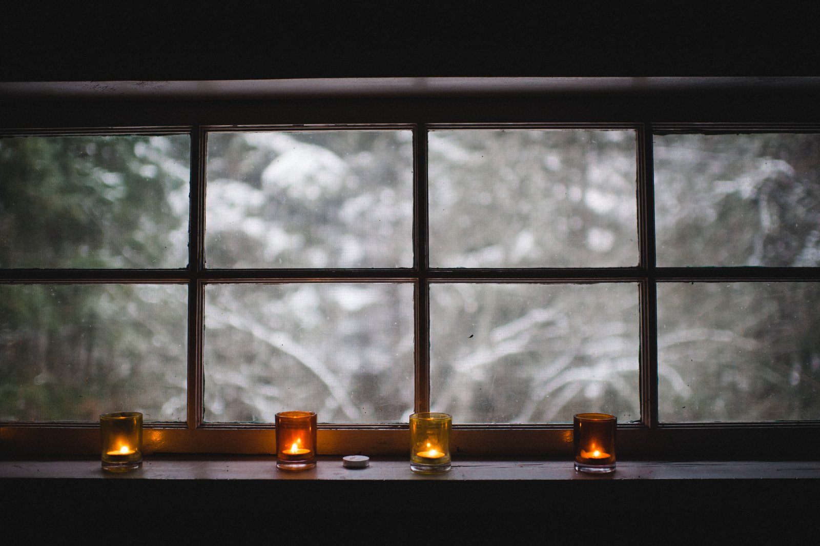 candles on a snowy day | winter log cabin photography | ontario travel photography | airbnb near huntsville ontario