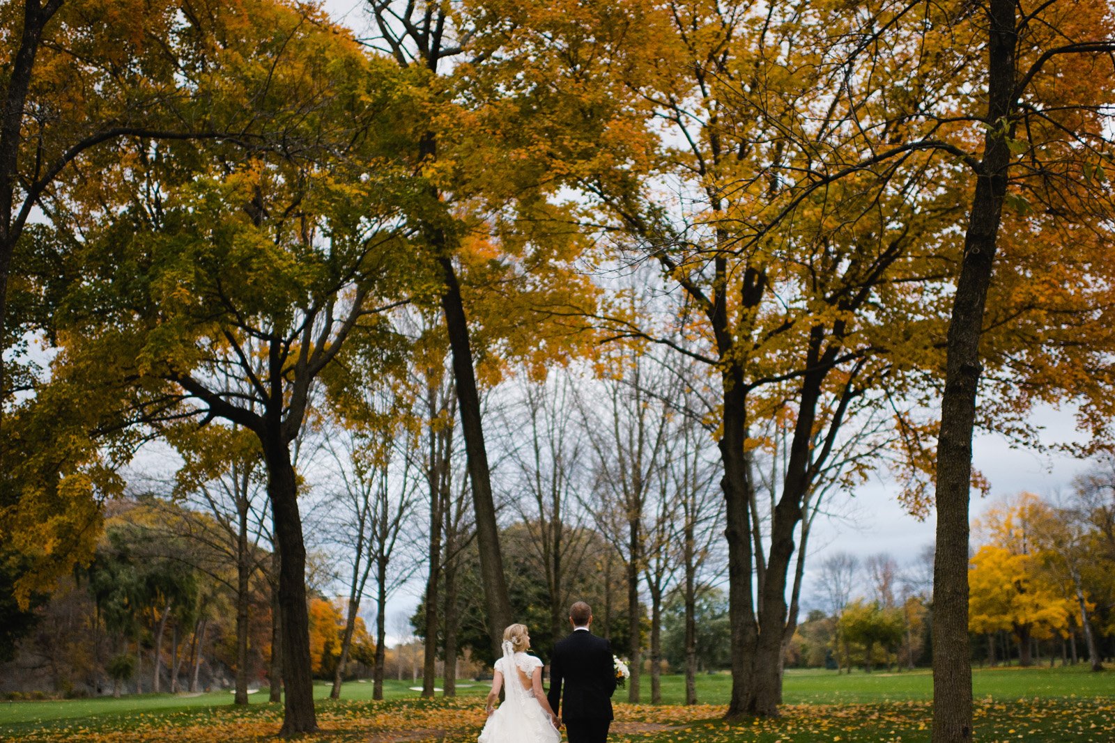 wedding photos with fall colours | toronto husband and wife wedding photography team jenn and dave stark