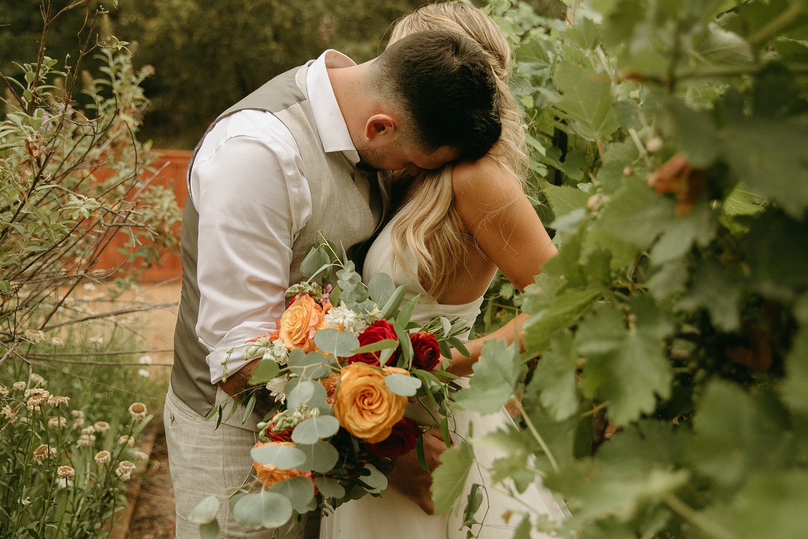 Intimate outdoor Wedding in California with Rustic colors and summer florals