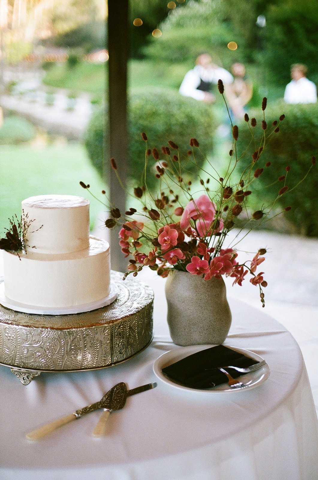 Elegant and Timeless wedding cake
