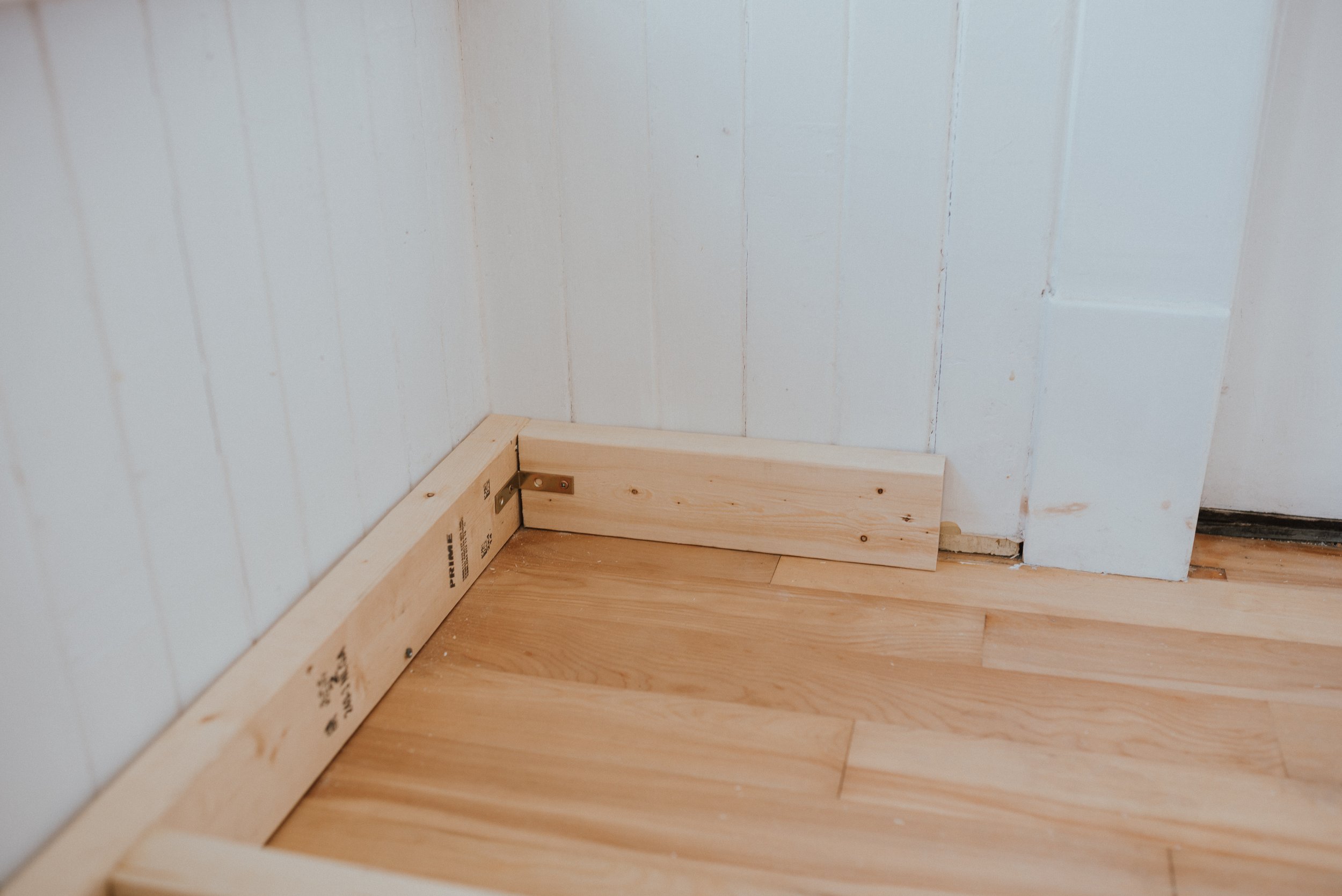 THe Wild Decoelis | DIY Built In Bench | Alexandria Moulding | reinforcing corners with brackes