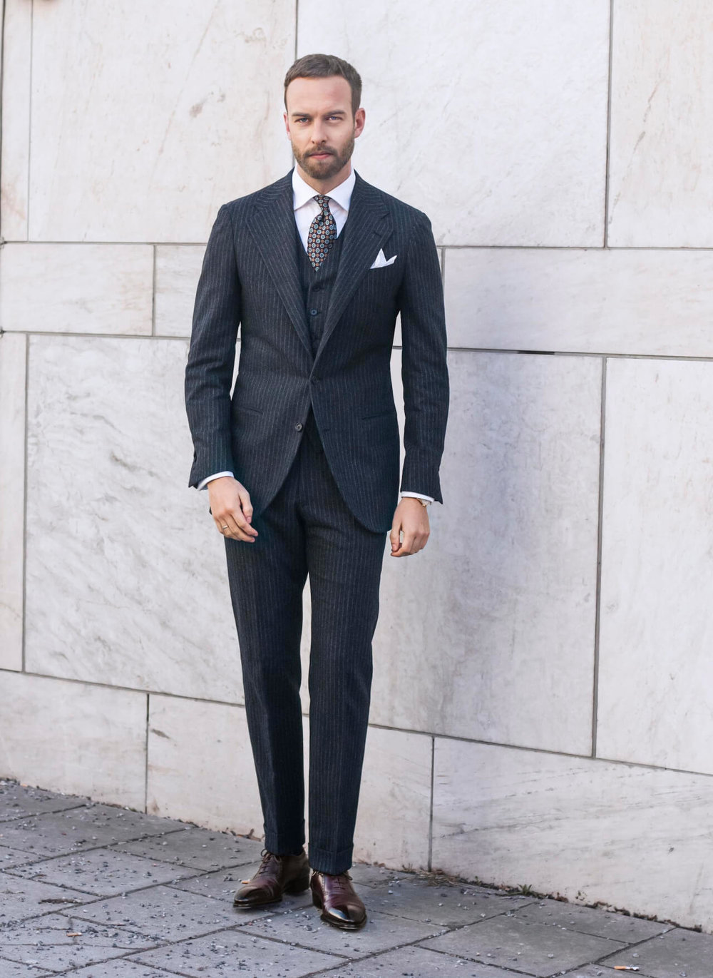 Modern-cut-three-piece-suit-with-simple-white-linen-pocket-square-and-printed-tie.jpg