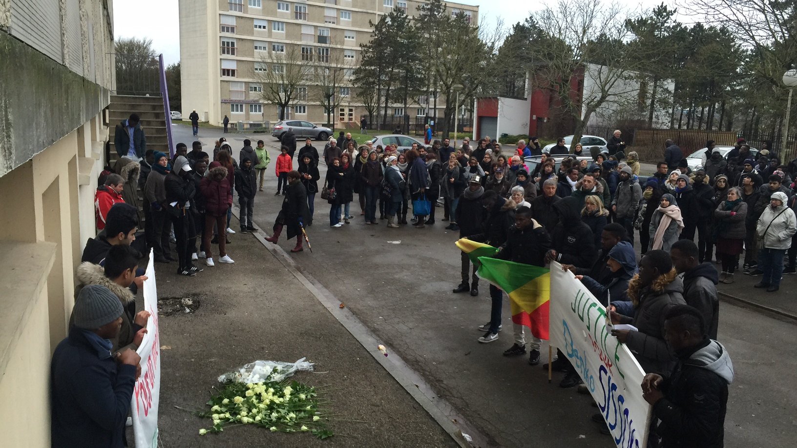 Une minute de silence a été observée au pied du foyer Bellevue où le jeune Malien est décédé. / Raphaël Doumergue / France 3 Champagne-Ardenne