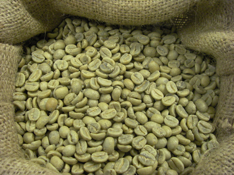 boabe de cafea verzi procesate natural, prin uscare
