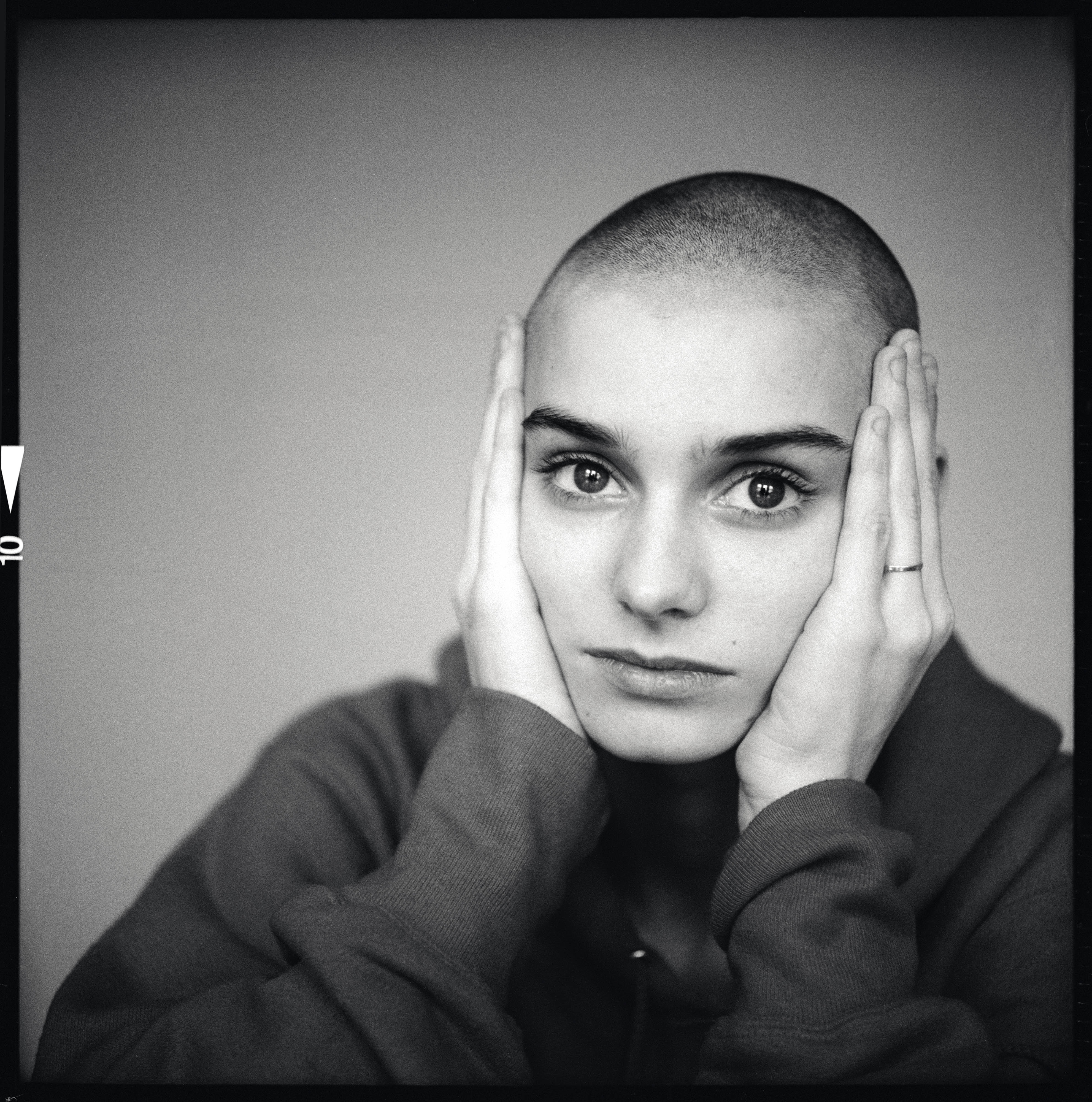 Лысая певица. Sinead o'Connor. Певица Шинейд. Шинейд о'Коннор в молодости. Лысая певица Коннор.