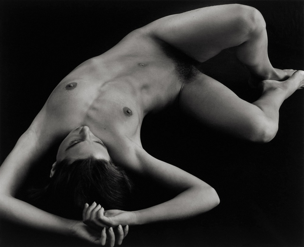 Brett Weston - Reclining Nude (1973) .