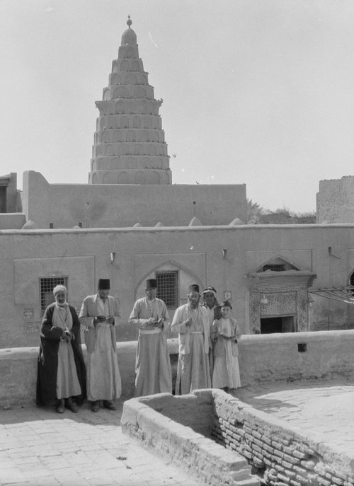 Iraqi Jews posing in front of the Prophet Ezekiel's Tomb in Al Kifl, Iraq in 1932. Credit: Wikimedia Commons.