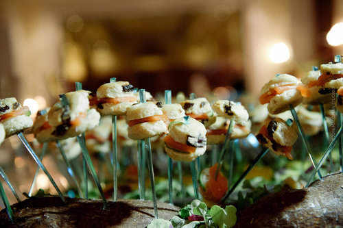 Kosher hors d’oeuvres at a Jewish wedding. The Bahamas-based Atlantis Paradise Island resort and Kosherica, a leading kosher cruise and travel company, are now offering wedding packages that include kosher catering. Credit: Maloman Studios.