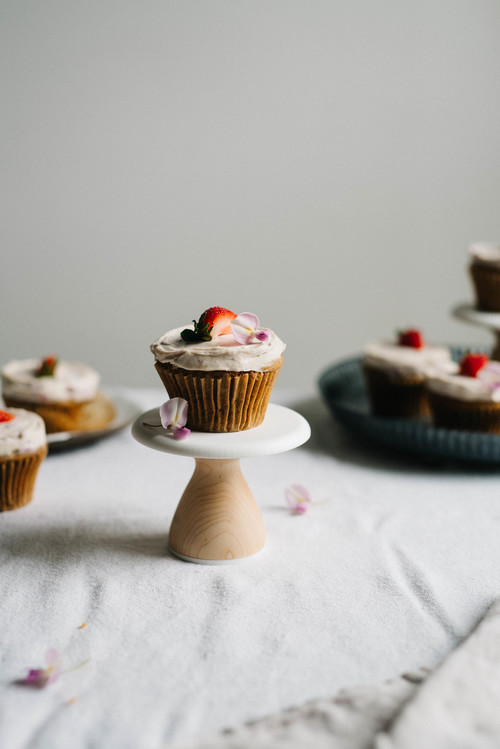vegan vanilla cupcakes w/ strawberry coconut-cashew frosting