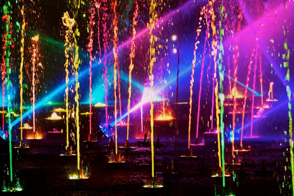 Disneyland_Attractions_World_of_Color_Fountains.jpg