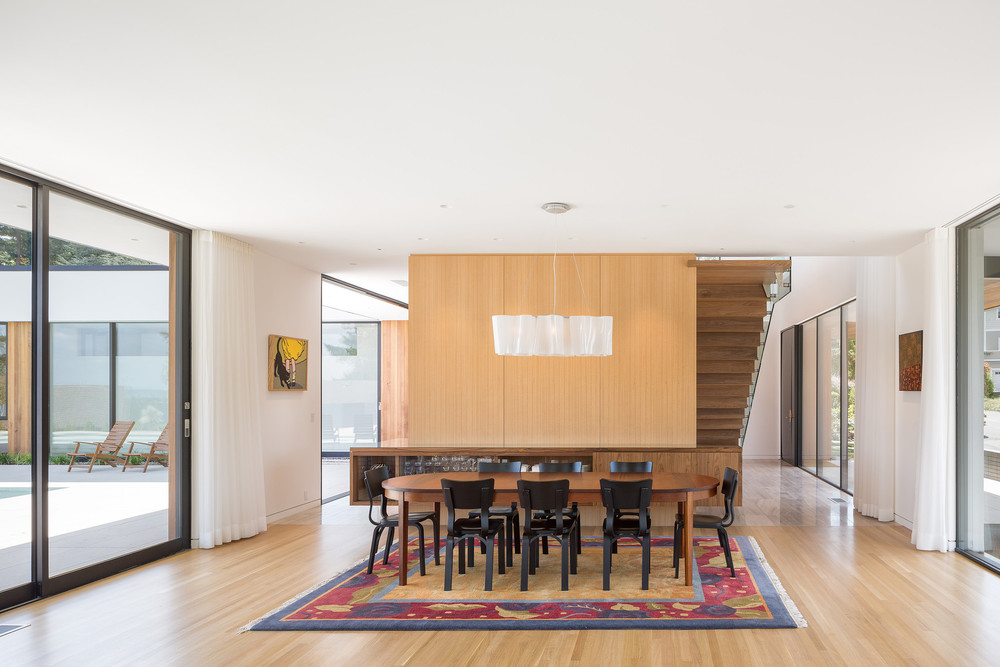  Natural day-lighting and simplified, open space is conductive to good air circulation and easy distribution of ventilation air: project by  ASH + ASH / Hennebery Eddy Architects  © Josh Partee 