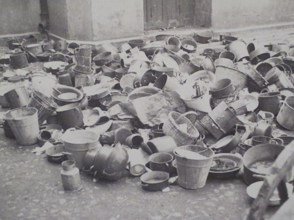  Food pails and dishes left behind by deported ghetto residents (1944), photo by Henryk Ross. Museum of Fine Arts, Boston; Art Gallery of Ontario. 