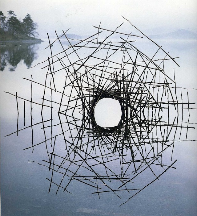 Ephemeral installation by Andy Goldworthy. Source: http://visualmelt.com/Andy-Goldsworthy