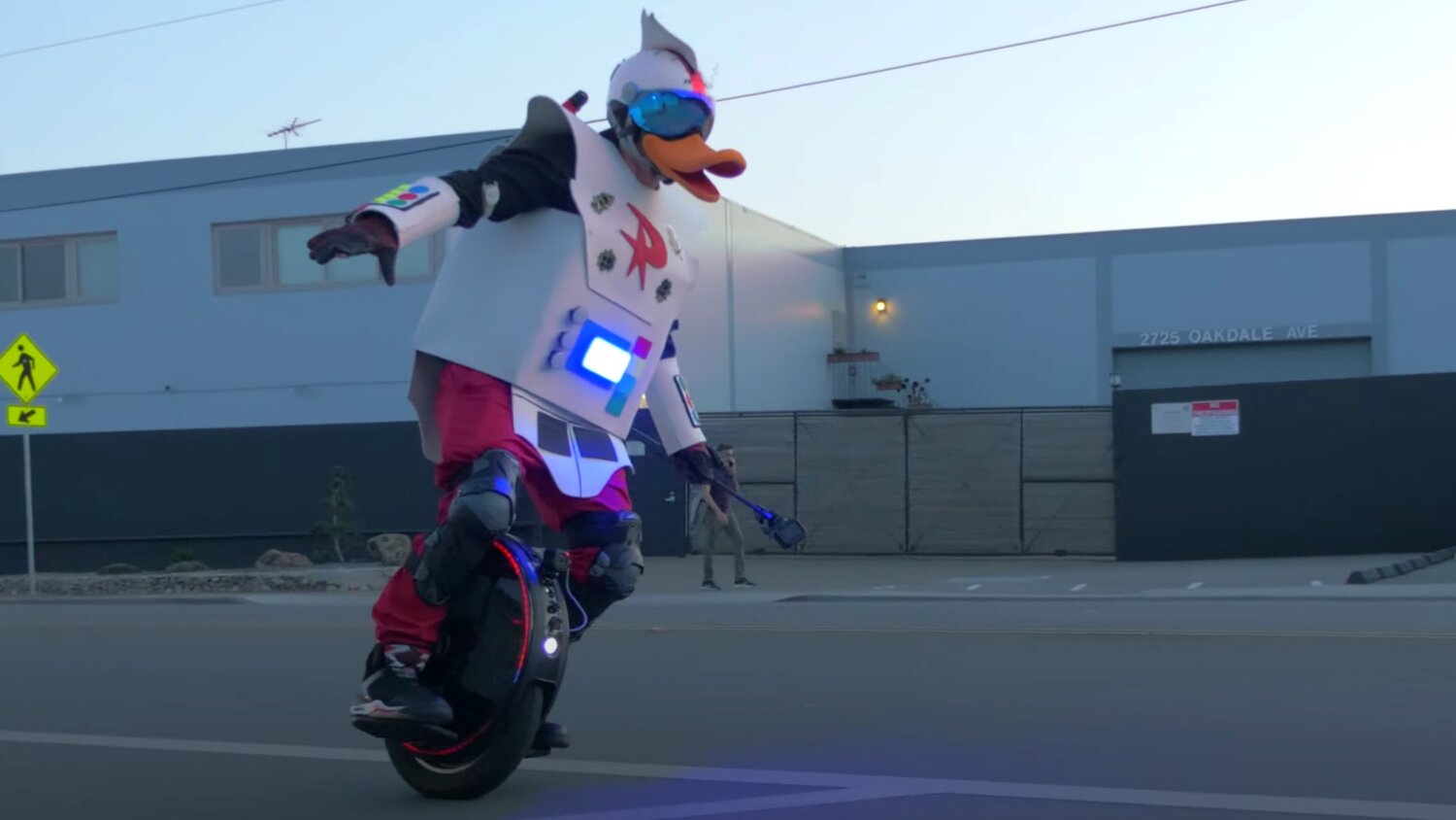 radical-gizmoduck-cosplay-rides-through-the-streets-on-an-electric-wheel-social.jpg