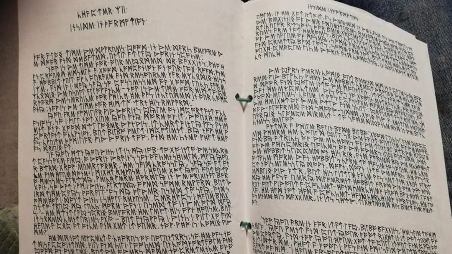 Son fils traduit LE HOBBIT en runes naines d’Erebor pour son père pour Noël