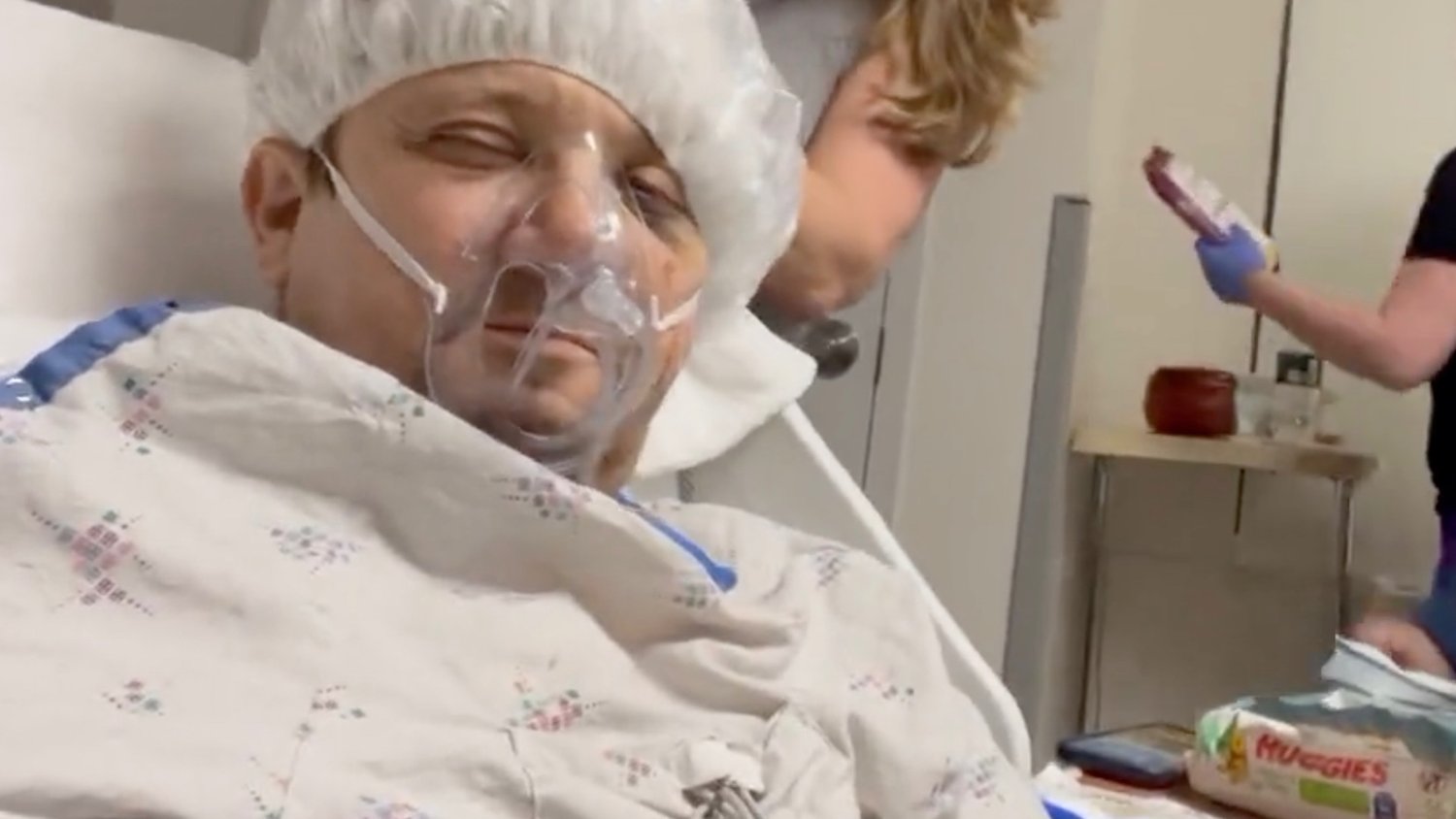 Jeremy Renner partage une mise à jour vidéo de l’USI où il se remet de son accident