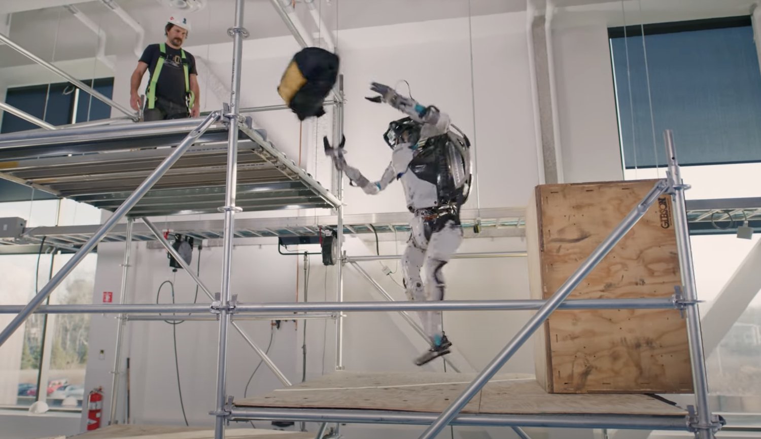 Incroyable vidéo du robot humanoïde Atlas de Boston Dynamics aidant un ouvrier du bâtiment