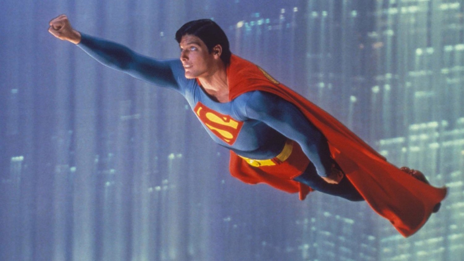 Richard Donner s’est fait défoncer et s’est déguisé en Superman pour que l’écrivain Tom Mankiewicz travaille sur son film SUPERMAN