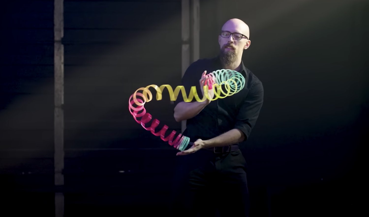 « Slinking » est une chose et ceci est une vidéo de l’homme qui a maîtrisé le jouet Slinky