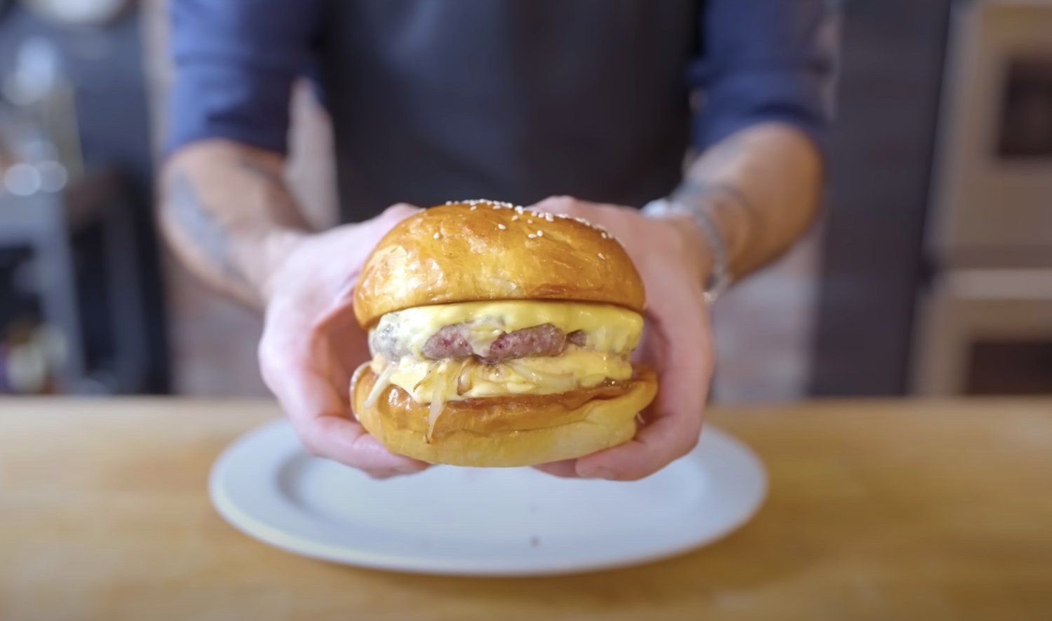 Binging With Babish rend le cheeseburger délicieux du menu