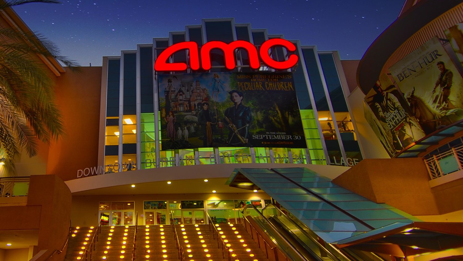 Les cinémas AMC commenceront à facturer plus pour de meilleurs sièges ;  Elijah Wood leur reproche de pénaliser les personnes à faible revenu