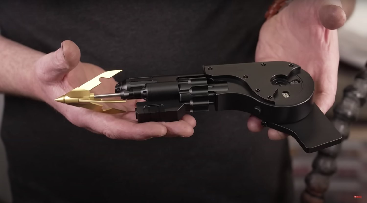 Adam Savage montre une impressionnante réplique de pistolet à grappin modulaire BATMAN de 1989