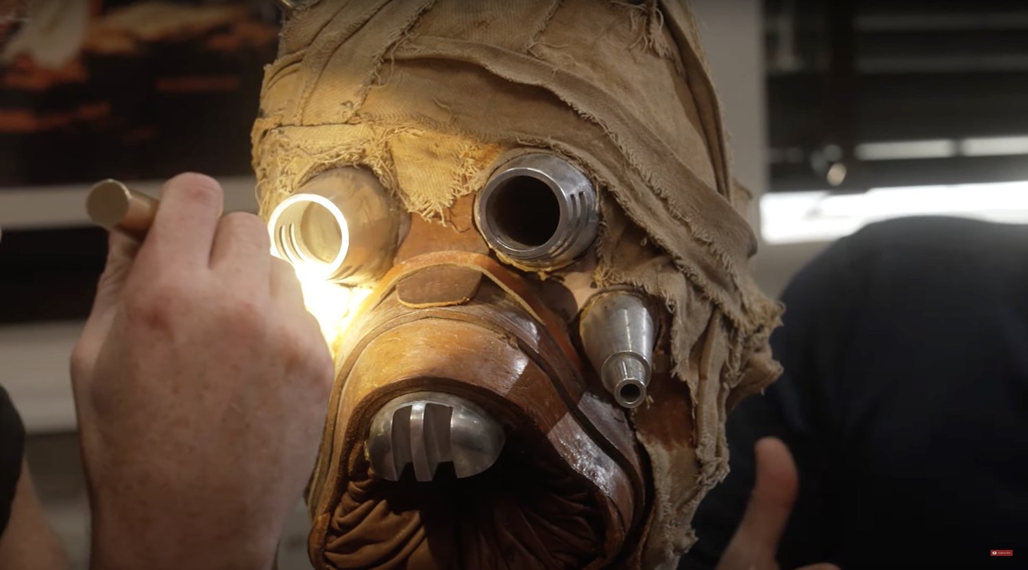 Adam Savage examine le masque original de Tusken Raider de STAR WARS : UN NOUVEL ESPOIR