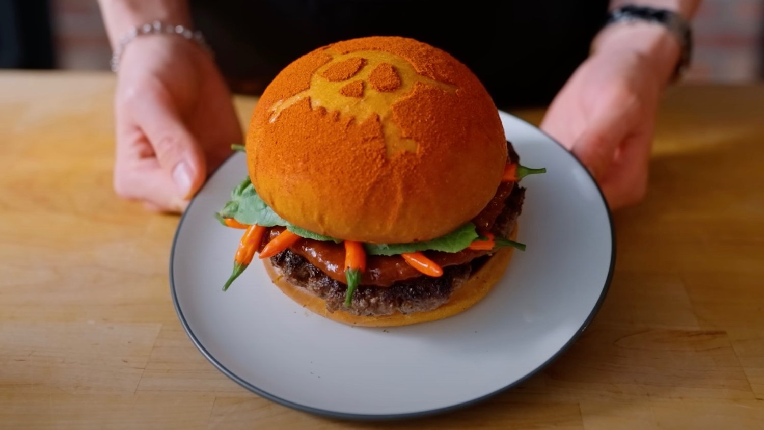 Babish Culinary montre comment faire le burger super chaud et épicé de BORUTO : NARUTO NEXT GENERATIONS