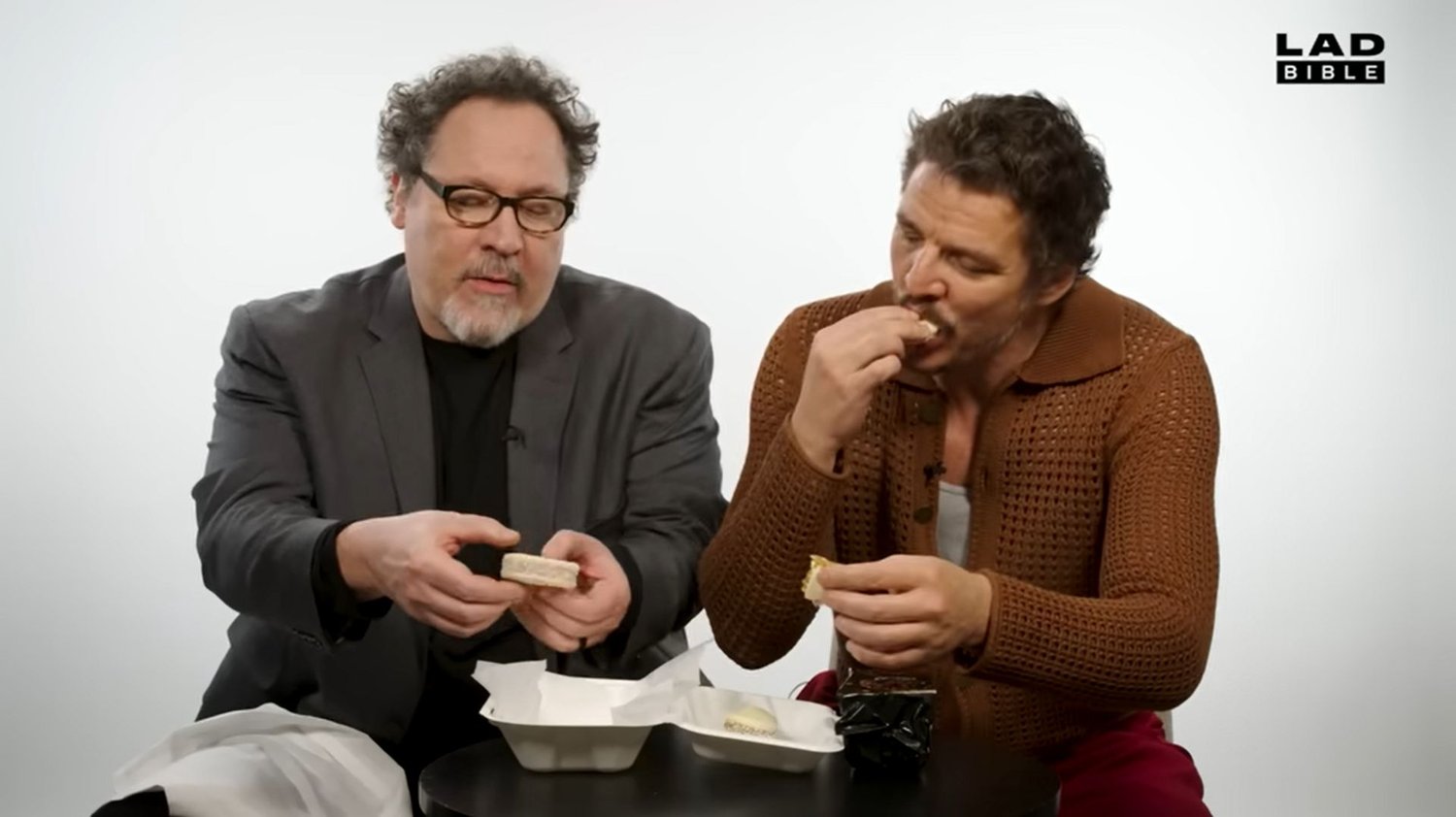 Pedro Pascal et Jon Favreau essaient de comparer les snacks chiliens et américains