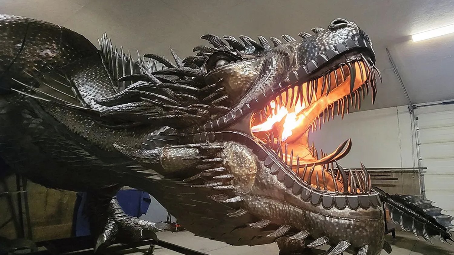 Un artiste crée une statue de dragon cracheur de feu GAME OF THRONES en acier grandeur nature