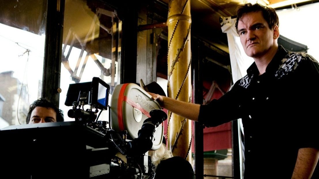 Quentin Tarantino révèle des détails sur son personnage principal dans THE CRITIC, dit qu’il a écrit pour un magazine porno