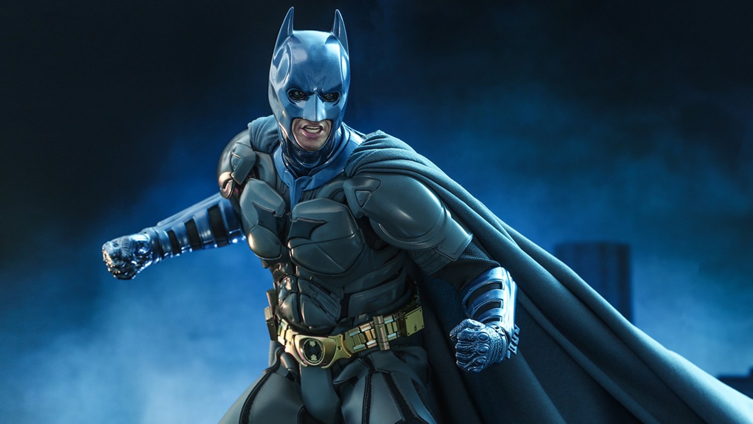 Hot Toys dévoile la nouvelle figurine Batman de Christian Bale avec un costume bleu et gris