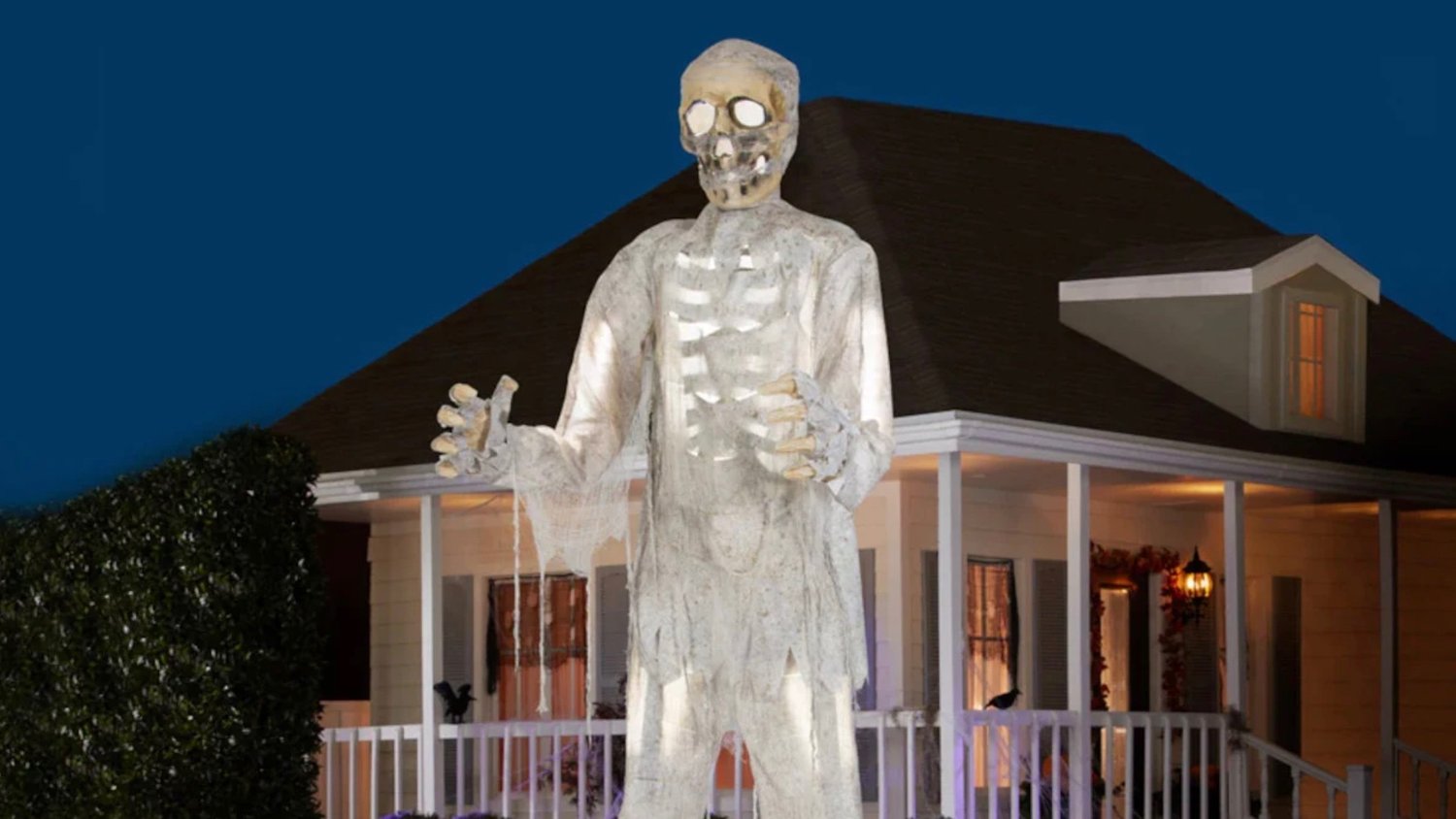 Lowe’s dévoile sa décoration d’Halloween momie de 12 pieds pour combattre le squelette de 12 pieds de Home Depot