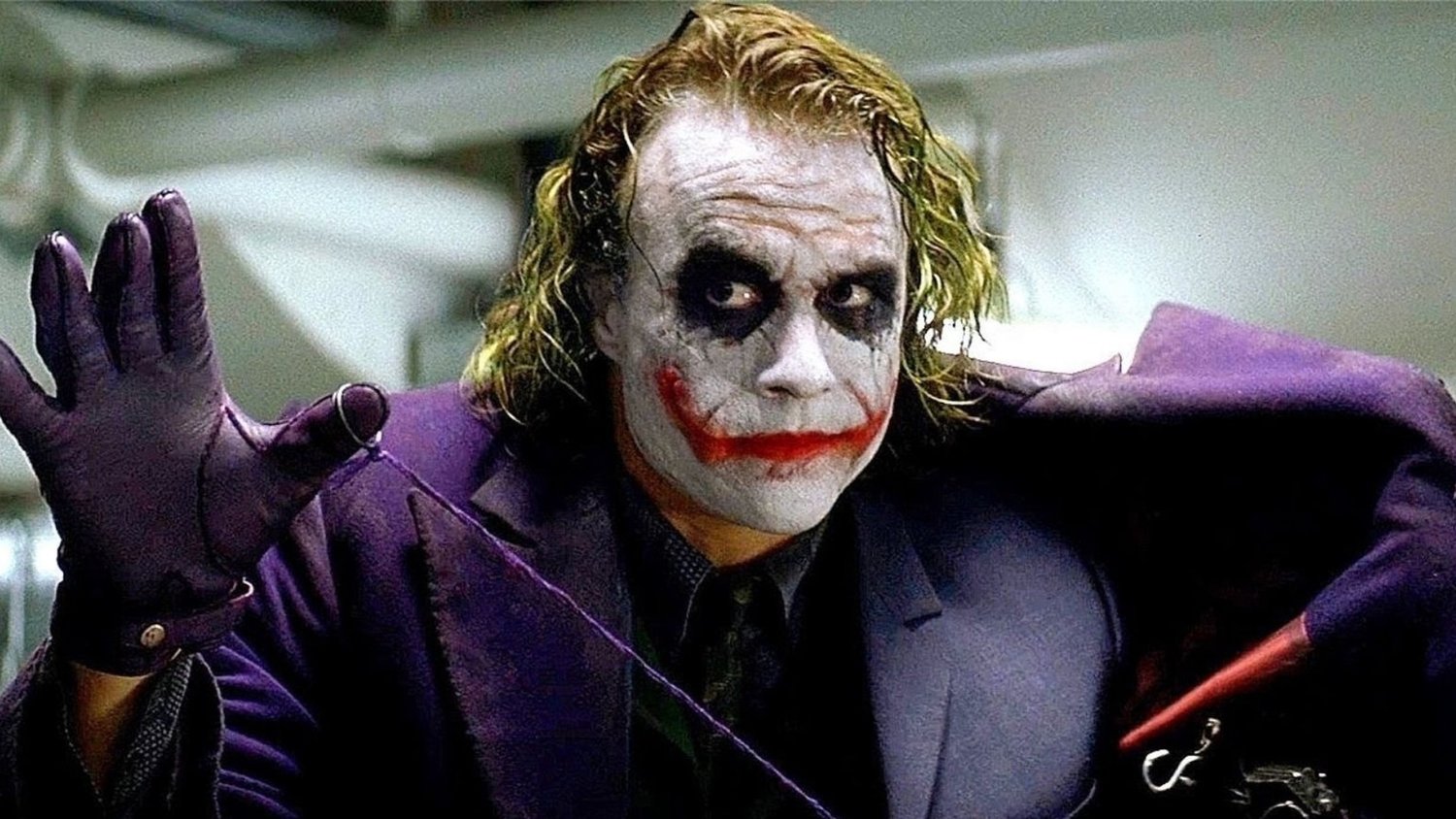 Photos inédites de Heath Ledger appliquant son maquillage Joker dans THE DARK KNIGHT